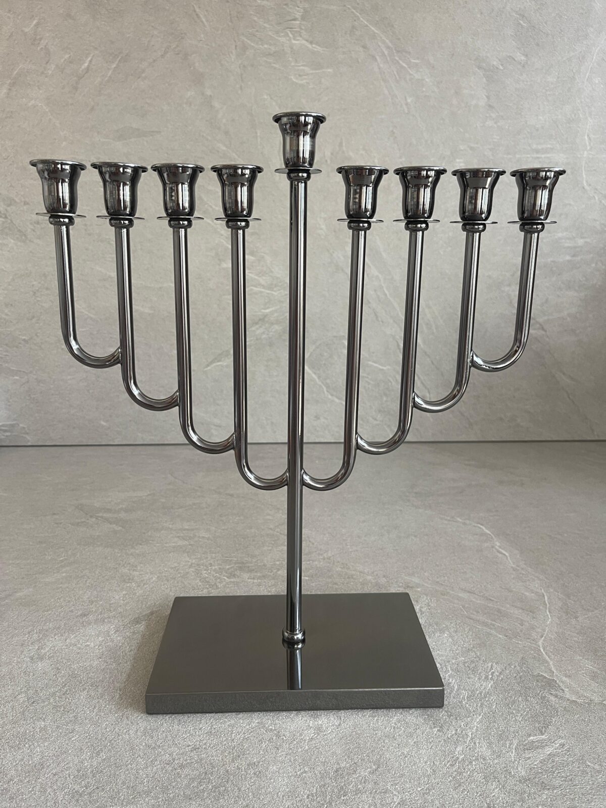 חנוכיית מתכת בציפוי מושחר דגם ״אוריה״
