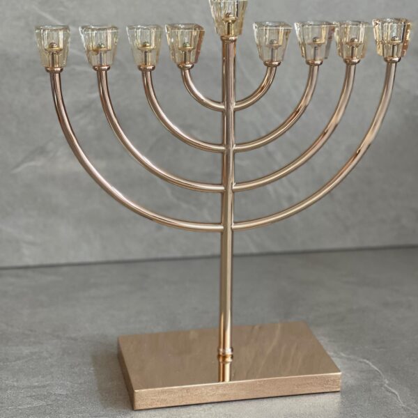 חנוכיית מתכת בציפוי רוז גולד דגם ״אורי״