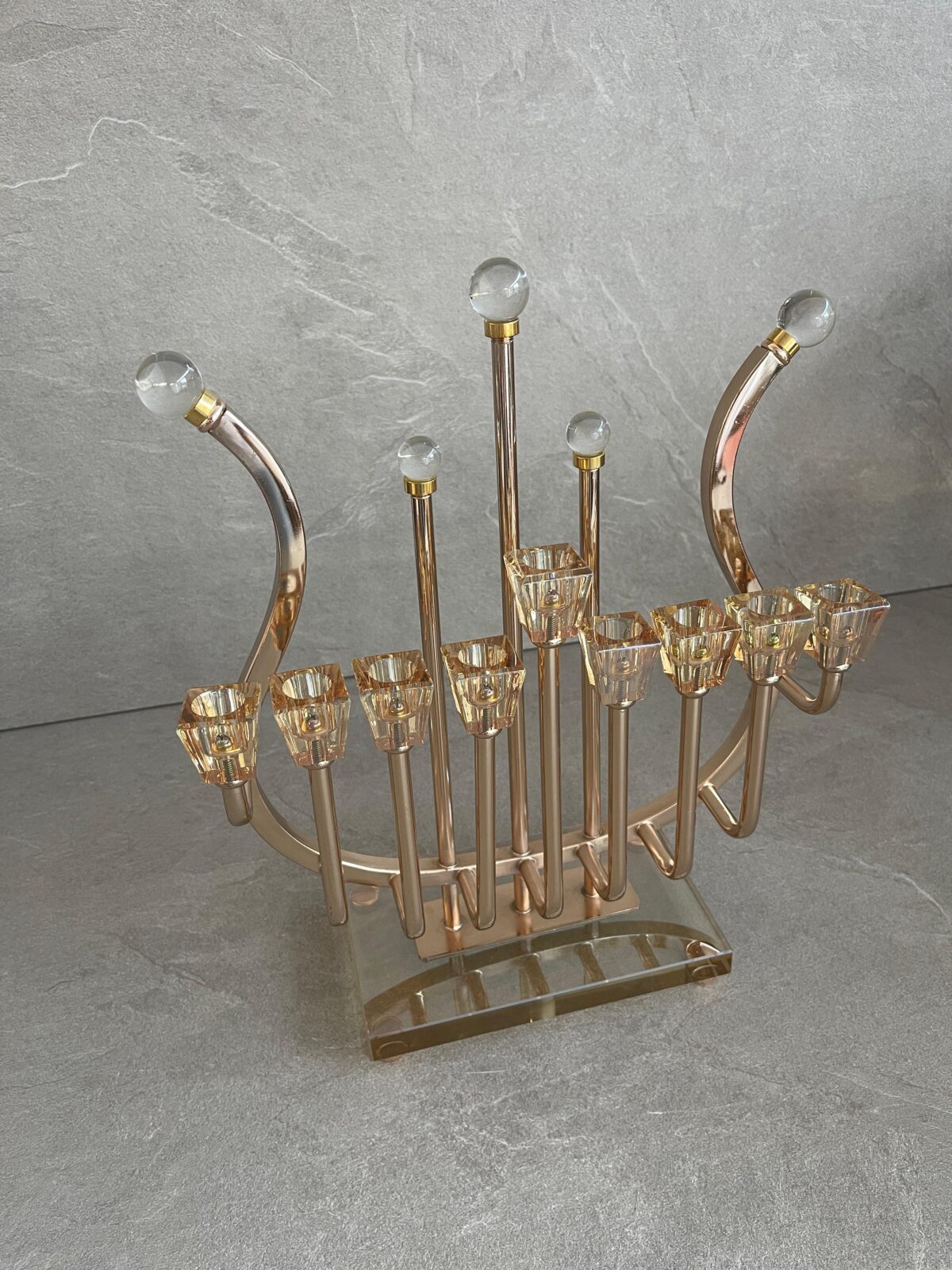 ⁦חנוכיית מתכת בציפוי רוז גולד דגם ״סאן״⁩ – תמונה ⁦2⁩